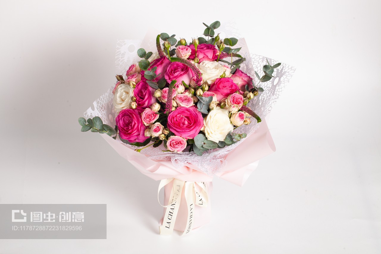 色彩绽放的情意 手捧花与礼品花卉的色彩艺术